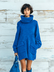 Robe courte bleue à grand col montant, vue de face.