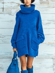 Robe courte bleu vif à grand col et deux poches, vue de face.