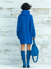 Robe courte bleue à grand col, vue de dos.