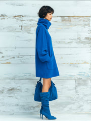 Robe courte bleue à grand col, vue de profil.
