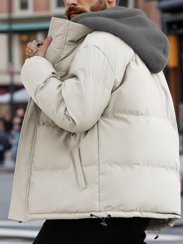 Veste matelassée beige clair à capuche, vue de trois quarts dos.