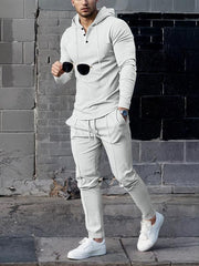 Ensemble sweat gaufré et pantalon blanc — vue portée en marche