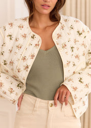 Veste matelassée beige à fleurs, vue portée ouverte de face