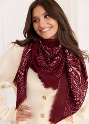 Écharpe bandana bordeaux — vue de dos. Soniel Paris.