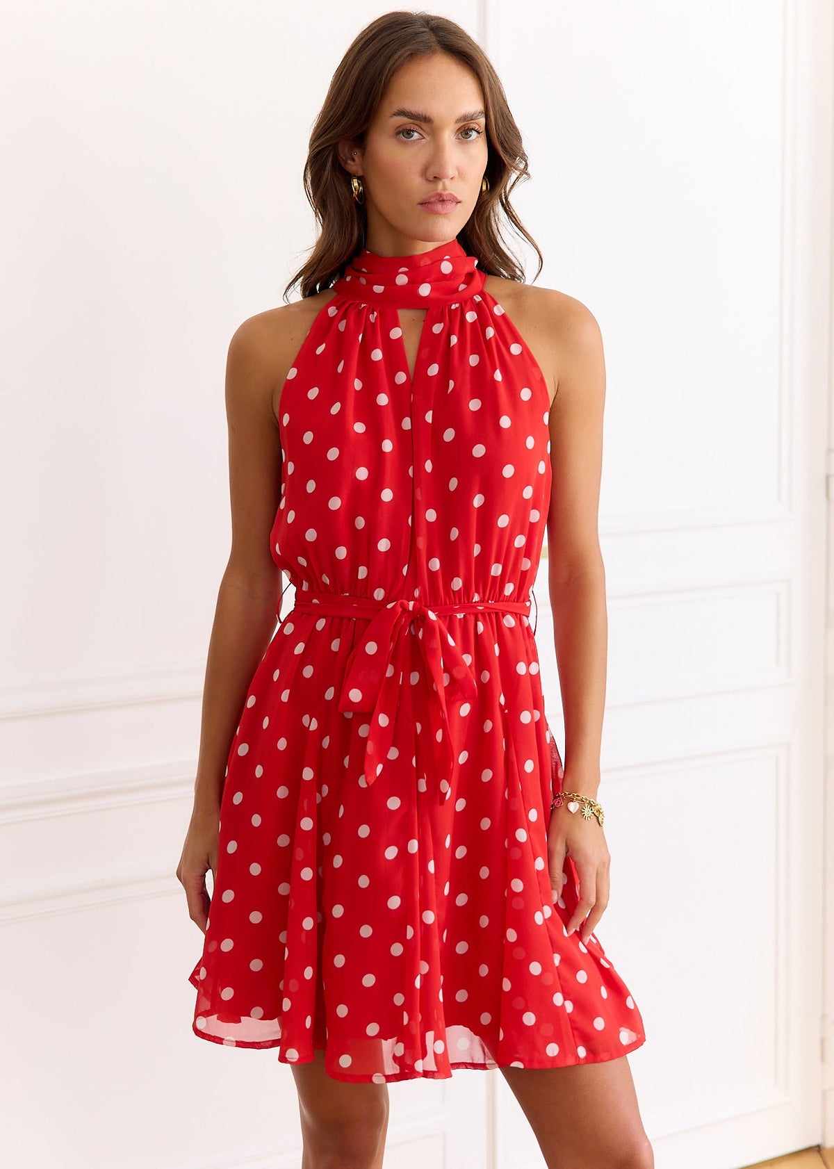 Robe rouge à pois blancs