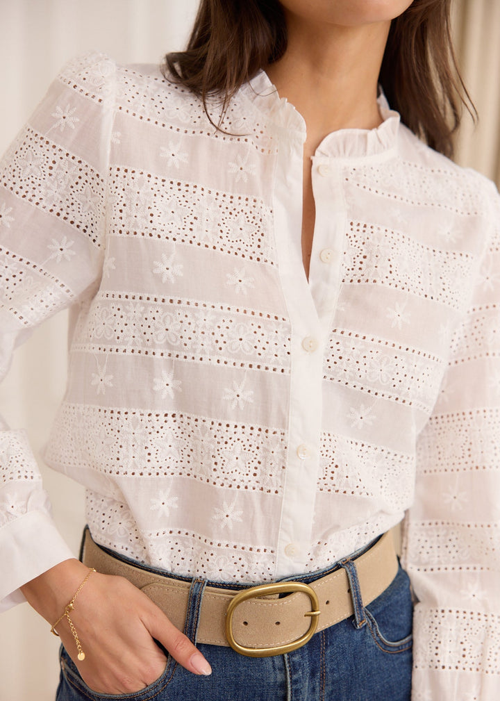 Chemise brodée à col volanté — détail du devant boutonné