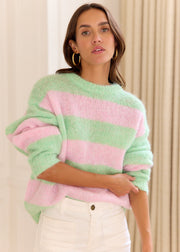 Pull vert rayé rose — vue portée de trois-quarts, regard vers le bas