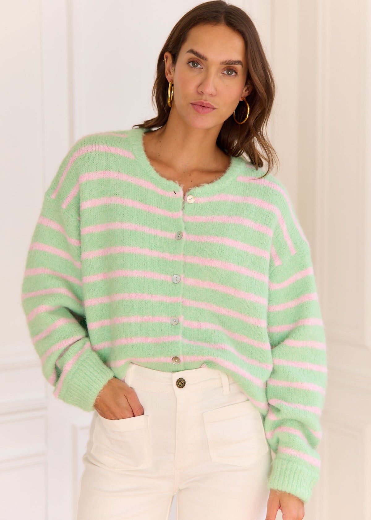 Gilet vert rayé rose — vue portée de face, boutonné