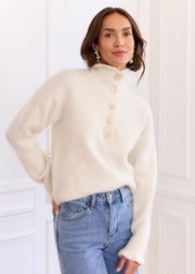 Pull écru Morgane — vue portée de trois-quarts, regard caméra