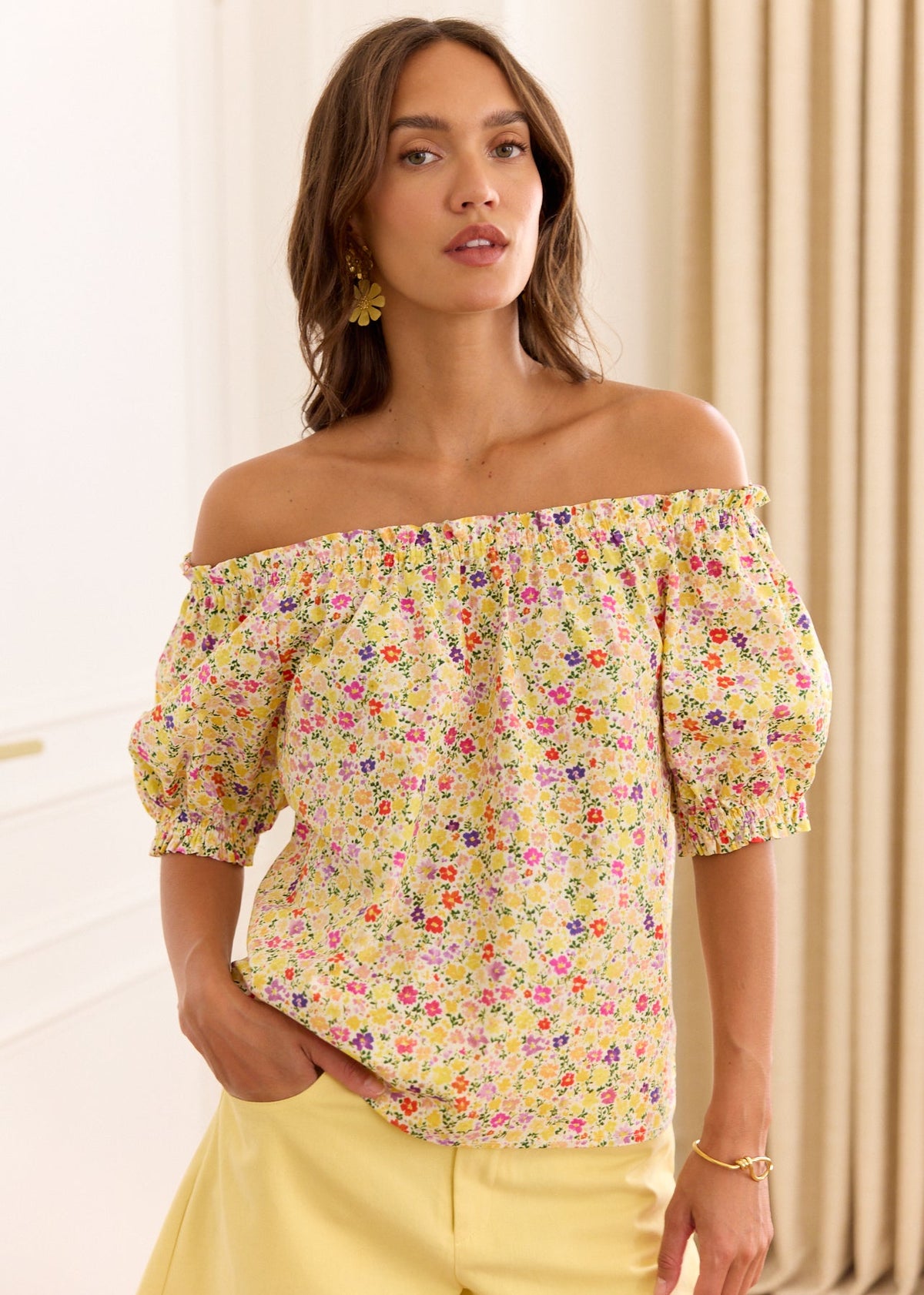 Blouse fleurie jaune épaules dénudées