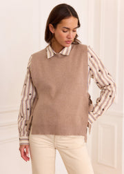 Pull viscose taupe esprit romantique — vue portée de trois-quarts, plan moyen