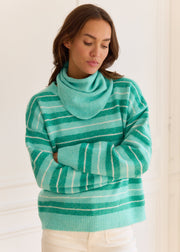 Pull vert rayé — vue portée de face, bras croisés, avec écharpe