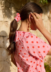 Chouchou rose bonbon à pois — vue de profil. Soniel Paris.