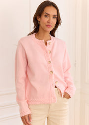 Gilet rose Sophie — vue portée de face, plan moyen