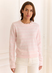 Pull rose rayé blanc — vue portée de face, plan serré
