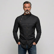 Chemise noire asymétrique, vue portée de face