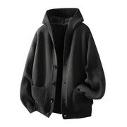 Cardigan noir à capuche et poches plaquées, vue de face.