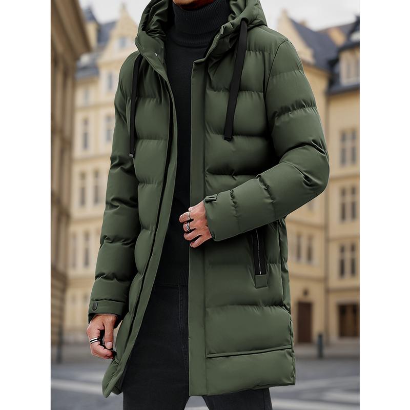 Veste vert olive matelassée à capuche, portée de face.