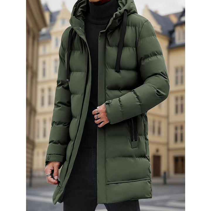 Veste vert olive matelassée à capuche, portée de face.