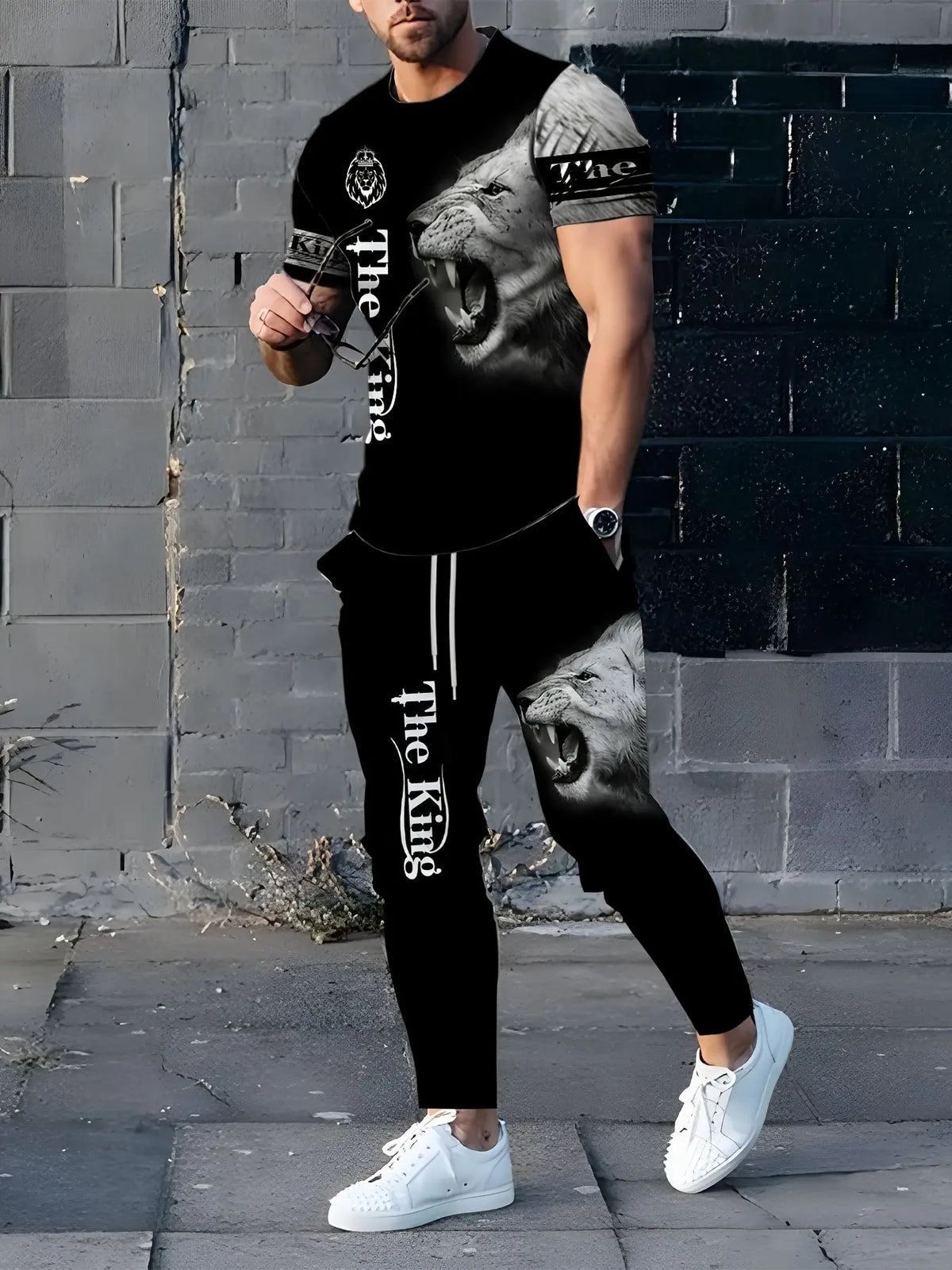Ensemble t-shirt pantalon motif lion noir — vue portée en pied