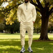 Ensemble col zippé cargo crème — vue portée en pied, dans un parc