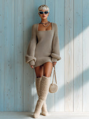 Robe-pull marron clair col carré beige — vue portée de face, une jambe en avant