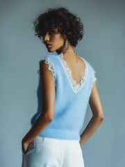 Top sans manches bleu dentelle — vue portée de dos, regard par-dessus l'épaule
