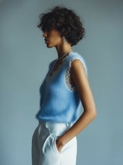 Top sans manches bleu dentelle — vue portée de profil