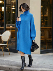 Robe midi bleue col roulé — vue portée en pied, en ville, bottes noires et sac noir