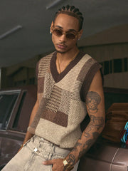 Gilet en maille rétro — vue portée en extérieur, autre pose