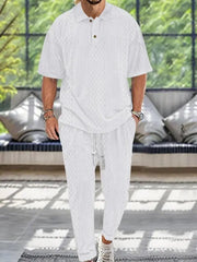 Ensemble polo texturé et pantalon blanc — vue portée en pied, de face
