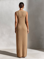 Robe camel col en V — vue portée de dos