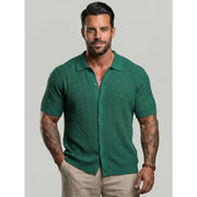 Cardigan boutonné sur le devant vert foncé — vue portée de face, studio