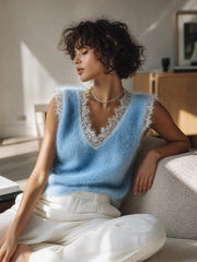 Top sans manches bleu dentelle — vue portée assise sur un canapé clair