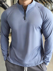 T-shirt sport à demi-zip gris bleu — gros plan du buste et du col zippé