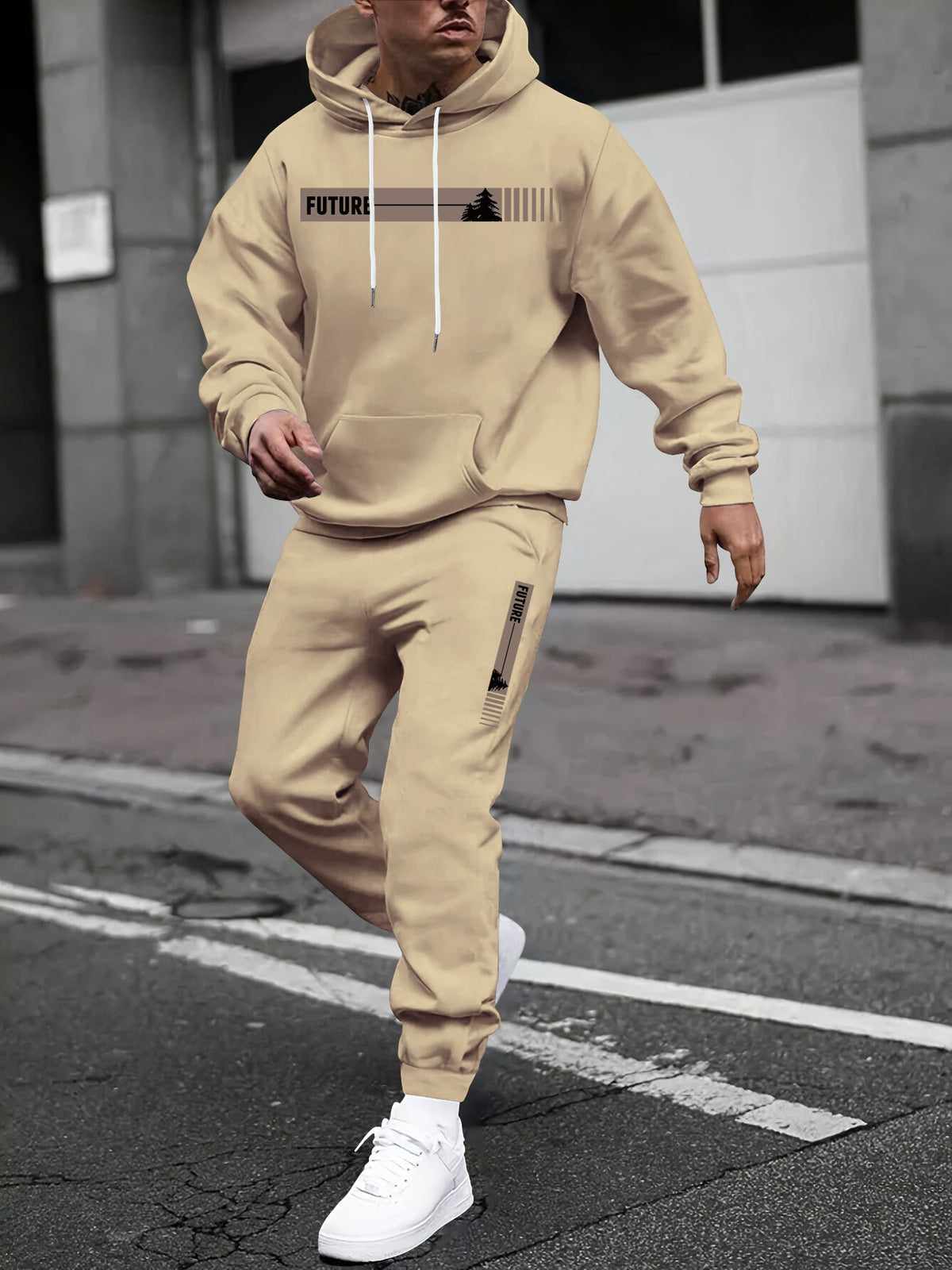 Ensemble sweat capuche graphisme arbre beige — vue portée en marche