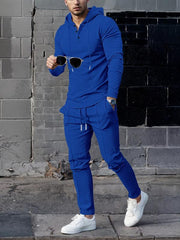 Ensemble sweat gaufré et pantalon bleu roi — vue portée en marche