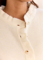 Gilet beige Arès — gros plan du col volanté et des boutons dorés