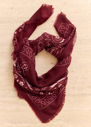 Écharpe bandana bordeaux — vue de face. Soniel Paris.
