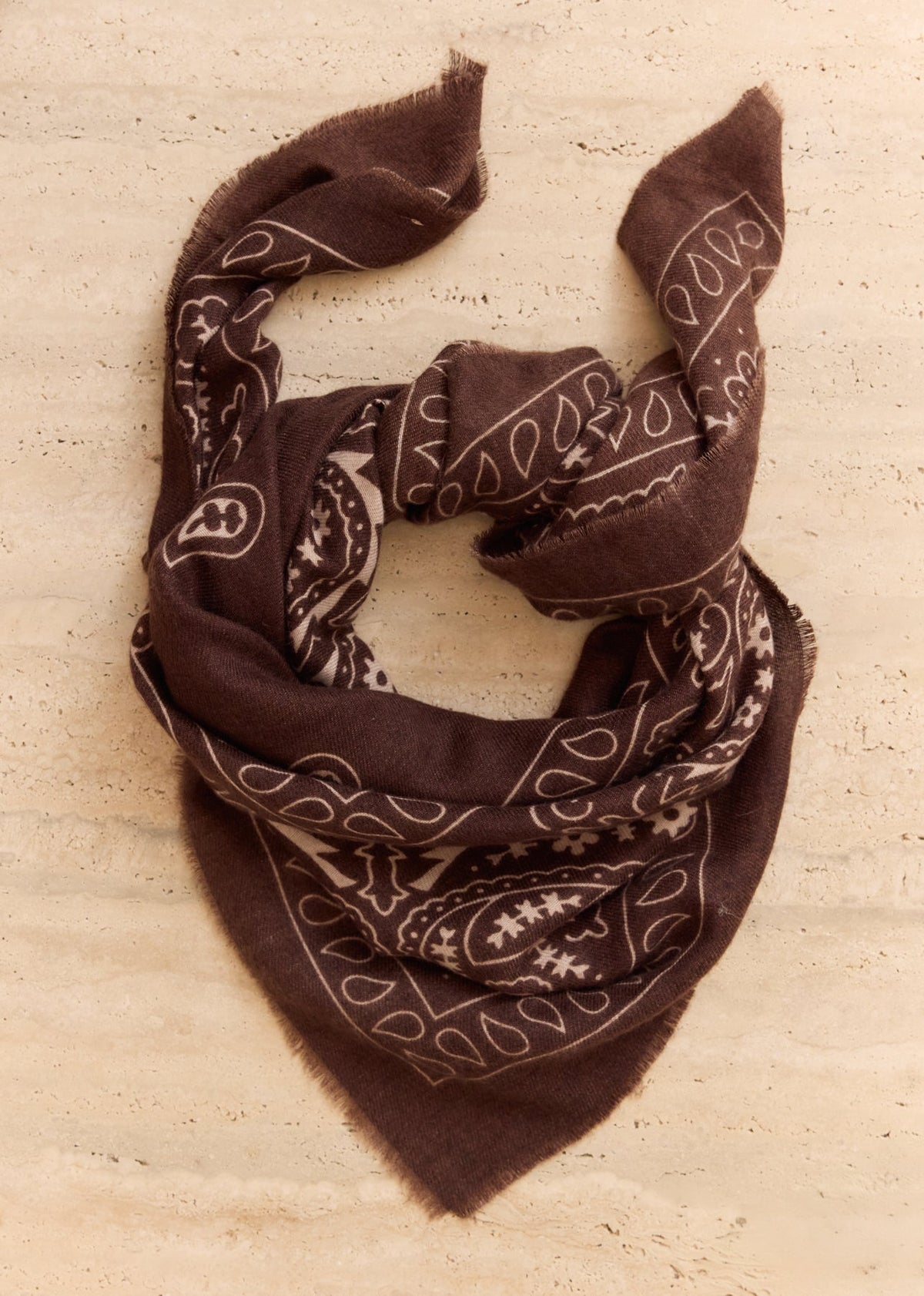 Écharpe bandana café — vue à plat nouée
