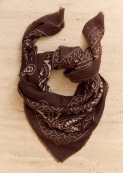 Écharpe bandana café — vue à plat nouée