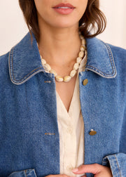 Veste denim col Claudine — gros plan du col arrondi et des boutons dorés