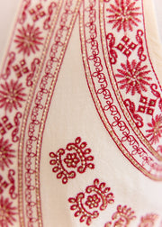 Gilet beige rouge — gros plan de la broderie florale