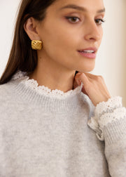 Pull gris laine fronces et crochet — détail du col en crochet