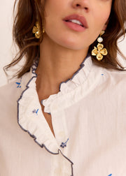 Chemise blanche fleurie bleue brodée