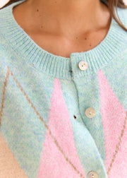 Gilet vert rose Gilles — gros plan du col et du premier bouton
