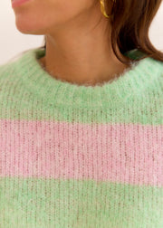 Pull vert rayé rose — gros plan du col côtelé et des rayures