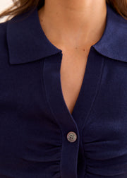 Top maille viscose marine — gros plan du col et des boutons