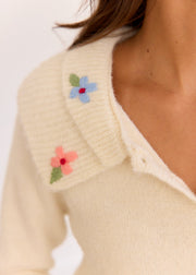Pull beige Katia — gros plan des broderies florales du col