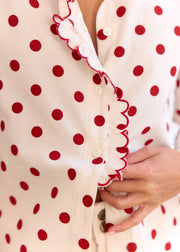 Chemise beige à pois rouges
